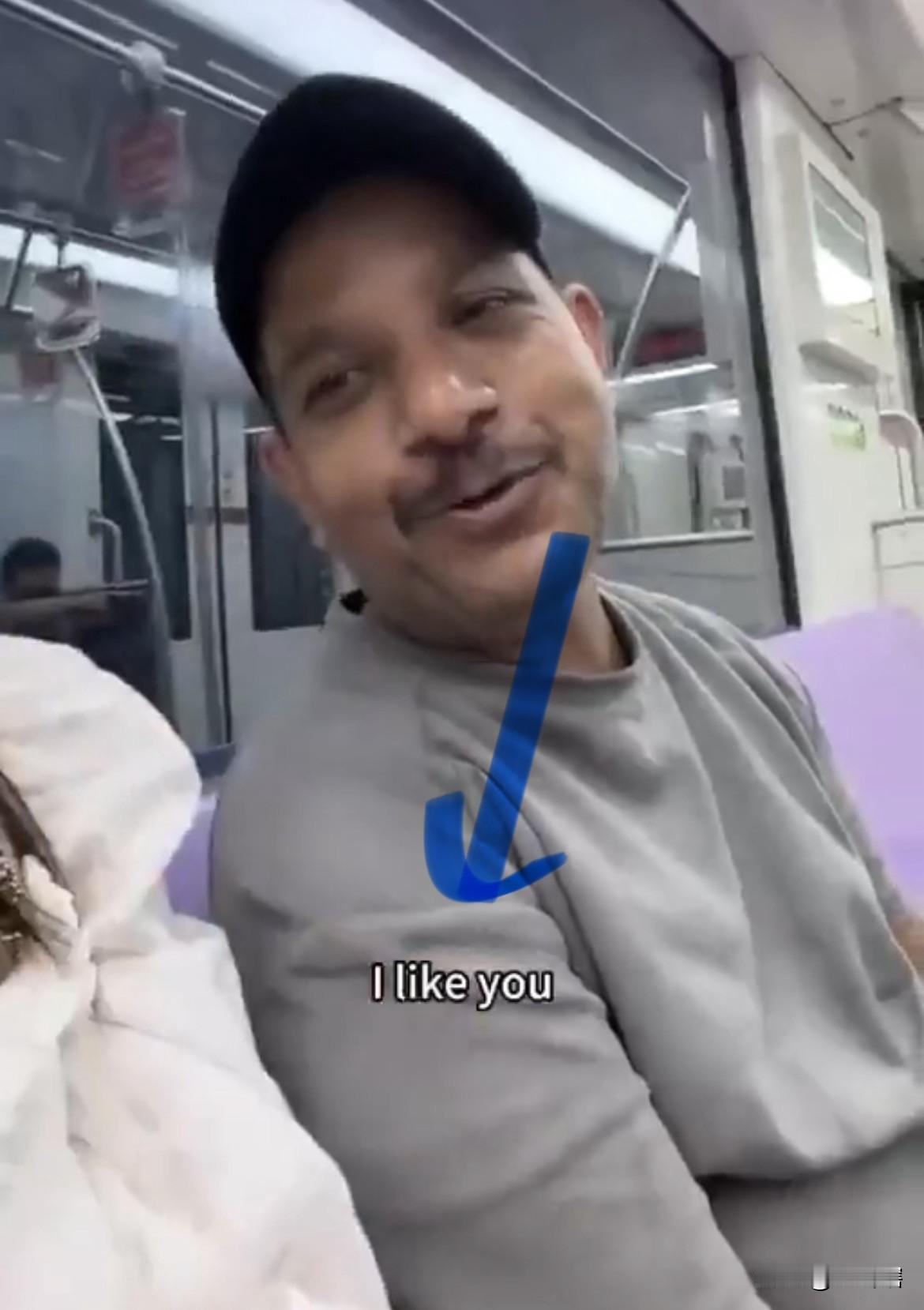 【脸皮真厚，印度男子在地铁中搭讪女孩直接说‘’我喜欢你‘’】据社交媒体视频，一