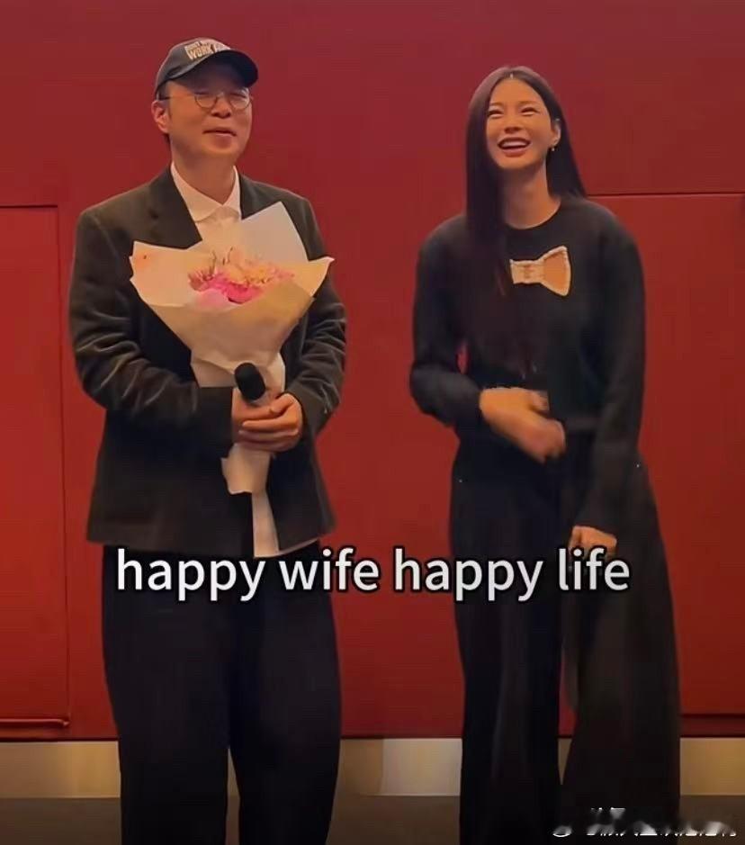 沈梦辰和杜海涛这婚姻状态真是让人看不明白!杜海涛最近在英国游学,毕业典礼上全英文