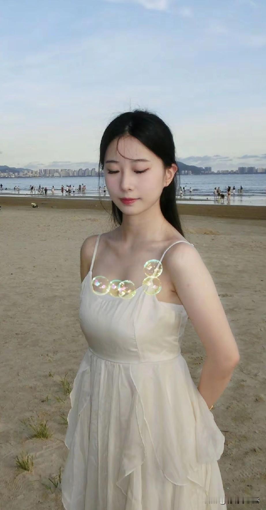 沙滩上的温柔时光，少女与海浪的浪漫邂逅。