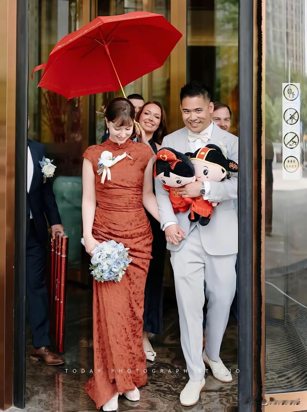 福州小伙娶了一个波兰美女，幸福的开怀大笑，非常的满意！从照片上看，这个波兰的美女