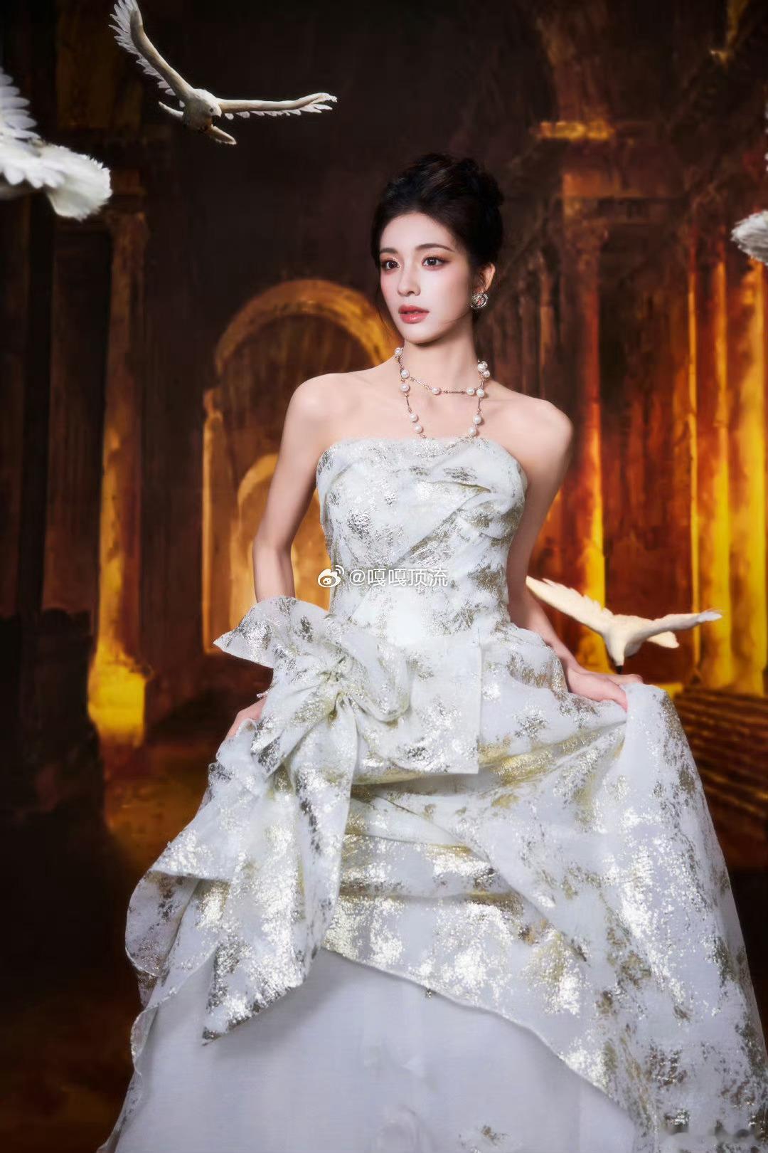 金鸡奖闭幕式的镁光灯下，钟丽丽宛如从泛黄老照片中款款走出的复古名伶——珍珠发饰轻