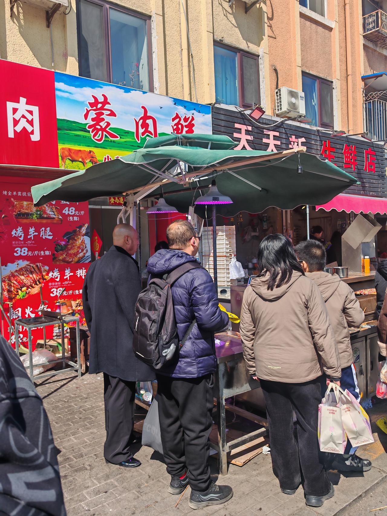 最近，刘家桥华北路市场，新开了一家烧烤店。你说怪不怪？每当这里开个新店，不管卖