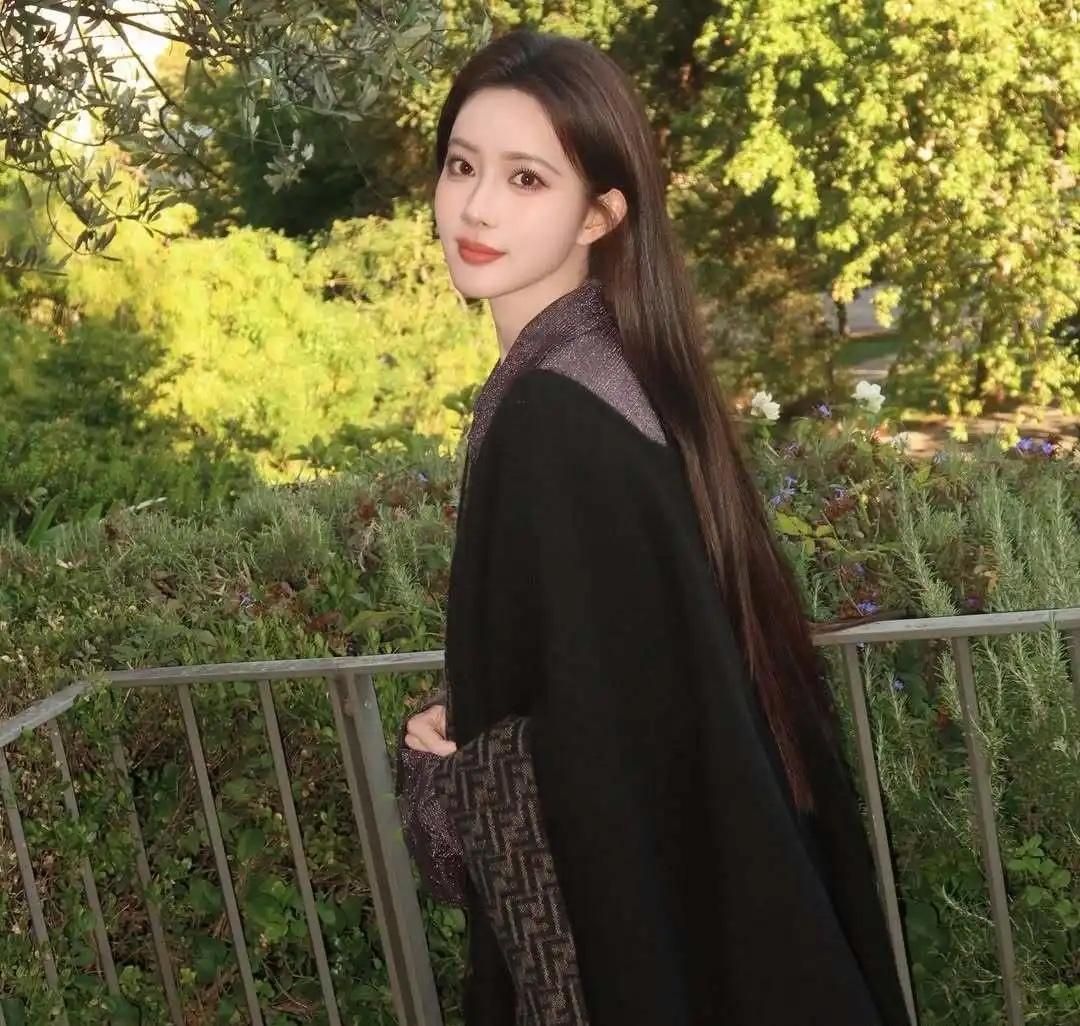 一个女孩站在花园里，阳光明媚。真的很漂亮自然治愈系美女治愈系风景美女