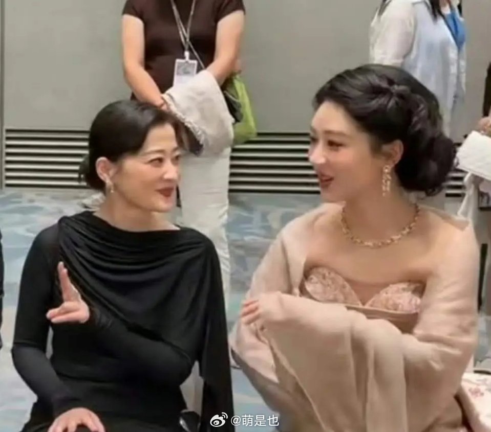 杨紫大头娃娃具象化了，脑袋比梅婷大一倍