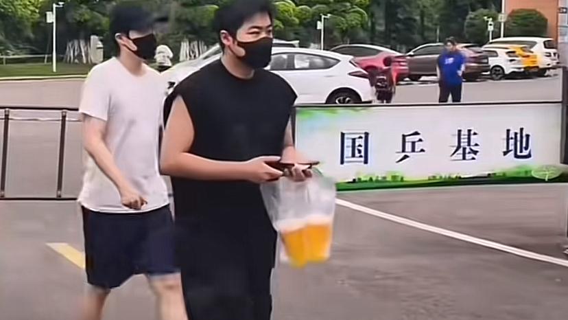 结实了！王楚钦戴着黑色帽子和口罩不但被认出来了，拖鞋还漂亮。在视频中看到了王楚