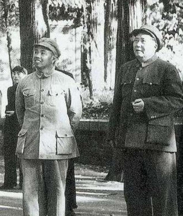 1976年，在毛主席的灵堂外，别的委员都进去了，只有许世友进不去，卫兵拦住许世友