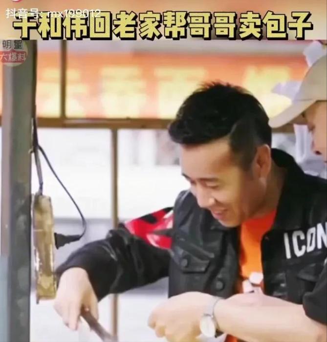 传闻，2019年，演员于和伟，带着宋林静回老家过年，街上，于和伟来到哥哥的烧饼摊
