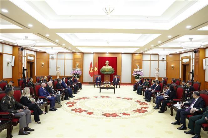 大场面！美国防长赫格塞思拜会苏林。在见过潘文江之后，赫格塞思马不停蹄地拜会刚刚从