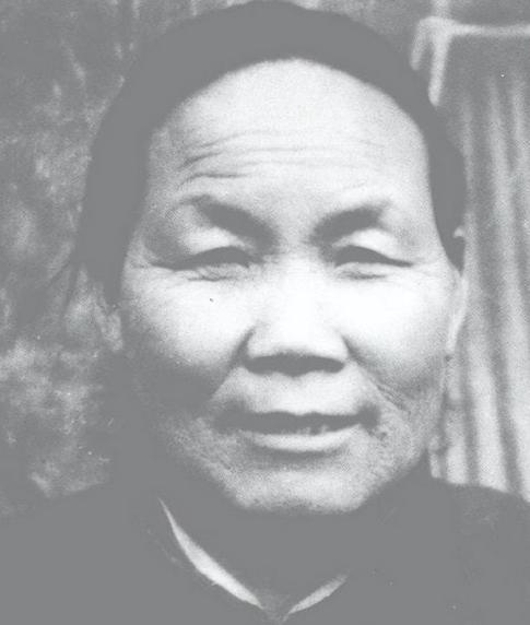 1940年，山东一大娘给八路军煮了浓稠的小米粥，饥饿的战士们狼吞虎咽。班长发觉不