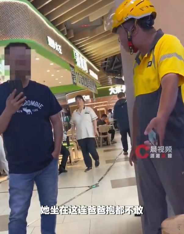 湖南长沙，爸爸带着4岁女儿出地库，一台违停电车突然倒车差点撞到小孩，爸爸用手拍打