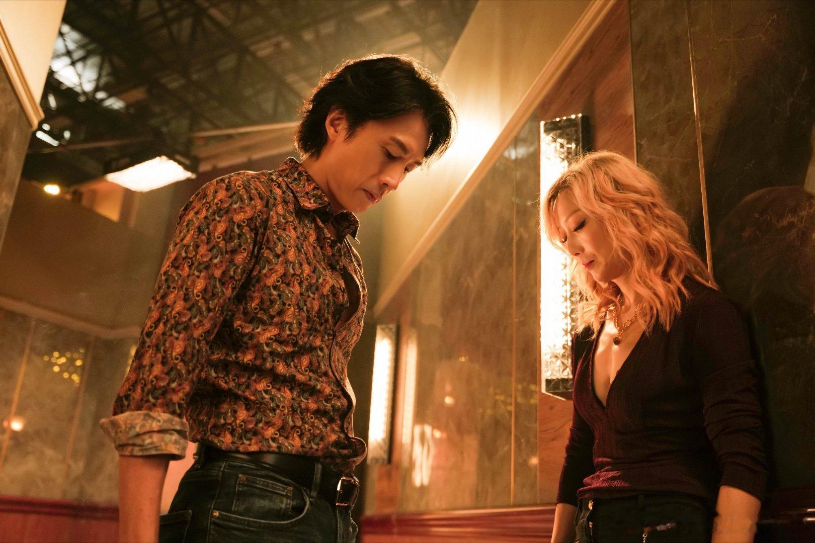 黄子华不敢看自己半裸戏黄子华《夜王》首映名场面来了！被问半裸戏脸红捂脸说不敢看