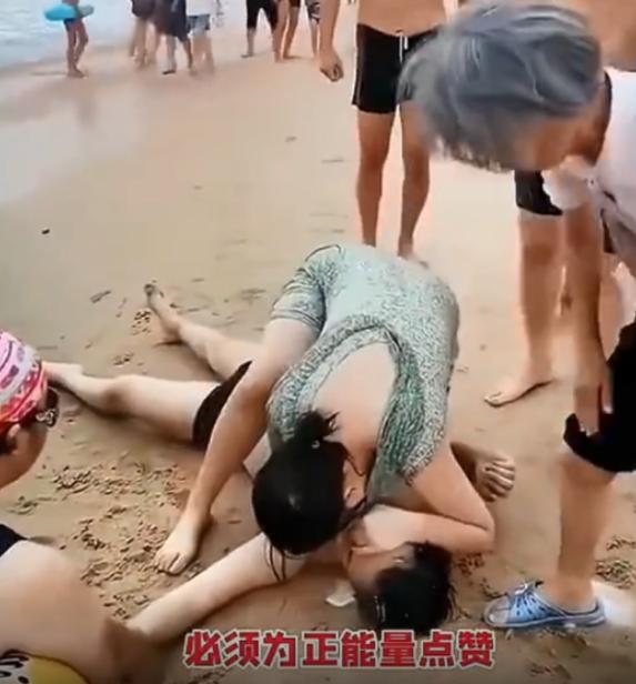 “都不知道羞耻，隐私全露出来了！”男子在海边溺水，心跳呼吸全都没了，一个穿泳衣的