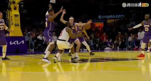 啥防守？詹姆斯补防撤退防自己人被3分！太搞笑了，这是看不起邓恩还是怕自己对位人