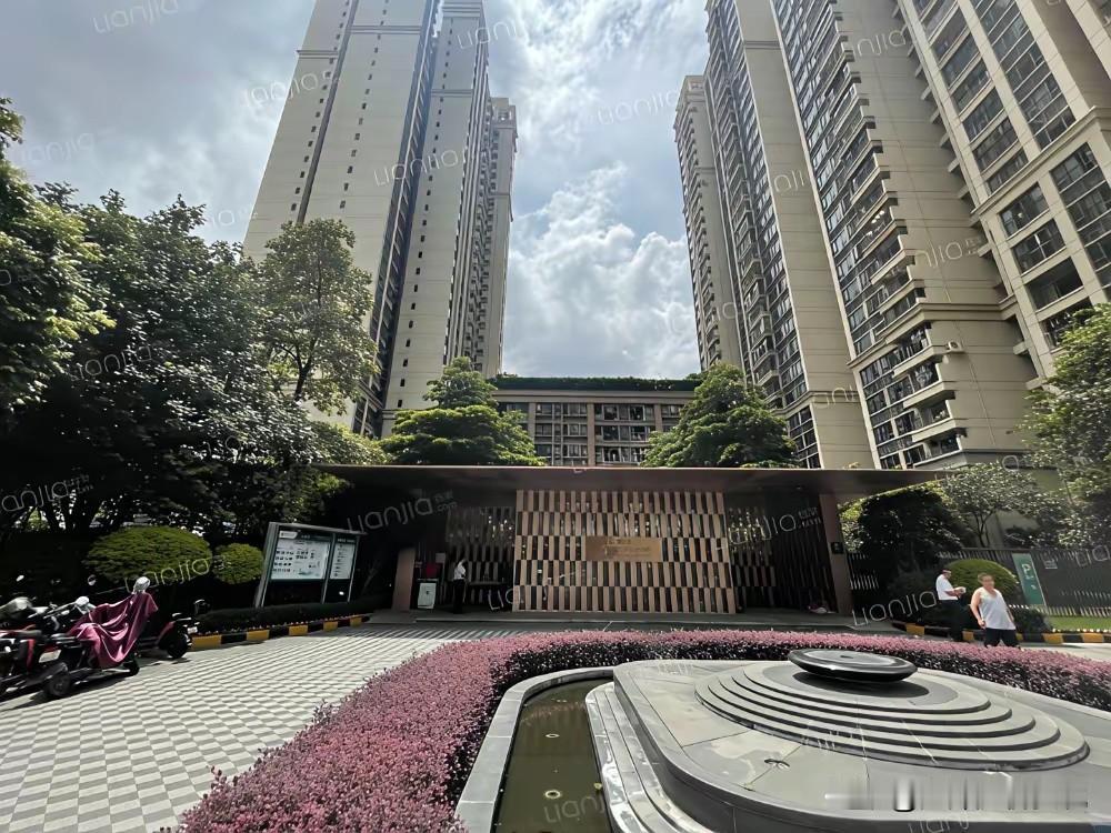 海珠小雅这套88平三房，三年跌掉的203万，掰开算更扎心——相当于每月亏5.6万