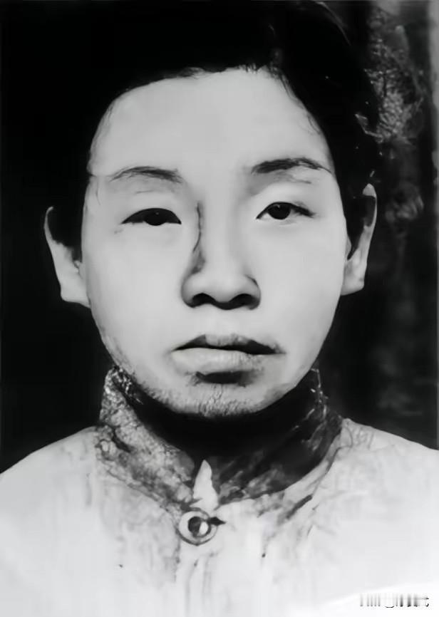 渣滓洞监狱中，特务给女共产党员邓惠中上老虎凳时，无意中碰了一下她的脚底板，邓惠中