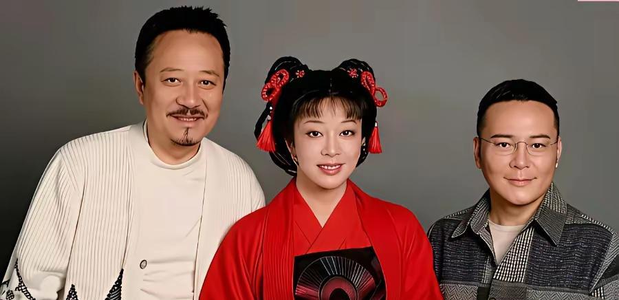 撕掉“丫头教”的标签，我才看懂75岁刘晓庆的狠。当年43岁的她，推开大门，从1