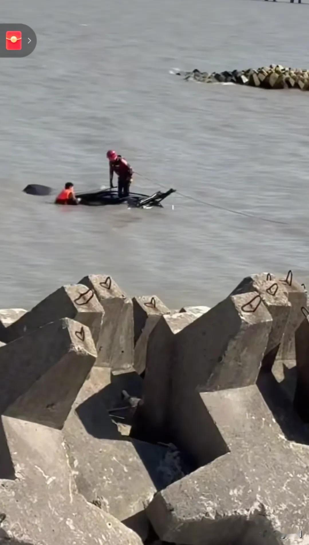 网传一辆蔚来新能源汽车失控直接飞跃20多米冲入长江中，车上有人员身亡。事发11月