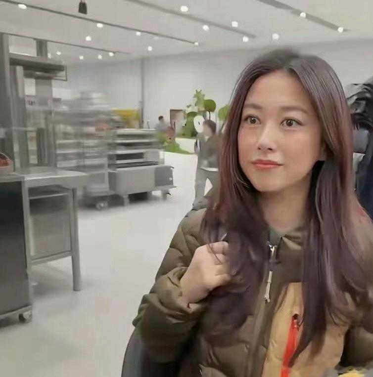 朱珠身上的这件羽绒服，如果穿在普通中年妇女身上，那绝对就变成了米其林。