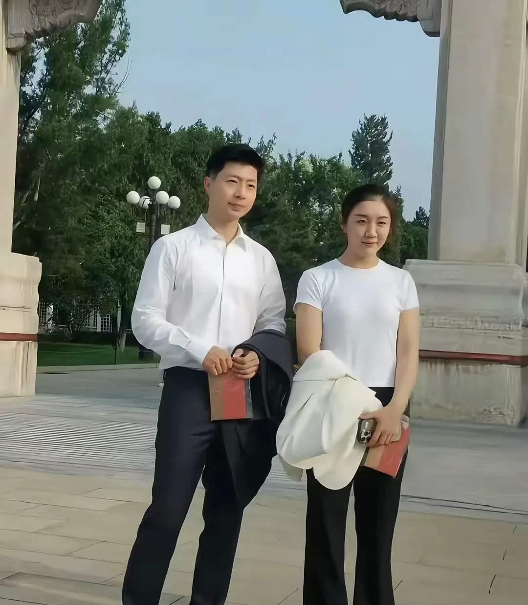 你们认识这两位帅哥美女吗？一个长的如此帅气，一个长的如此漂亮，就算是我见了都是