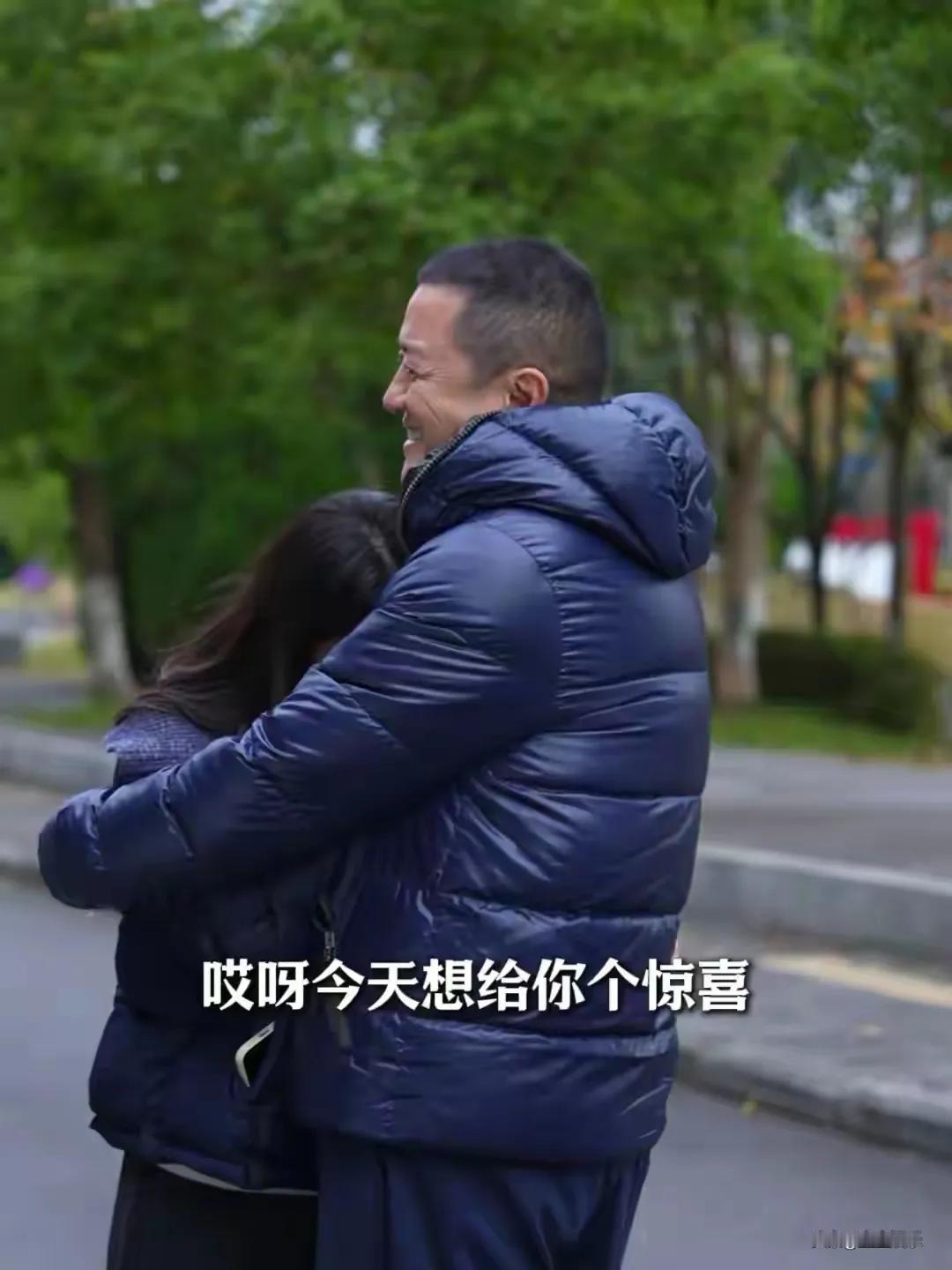 近日，李亚鹏现身四川，与他的第四个女儿相见，温馨场面令人动容。这位女儿身份公开后