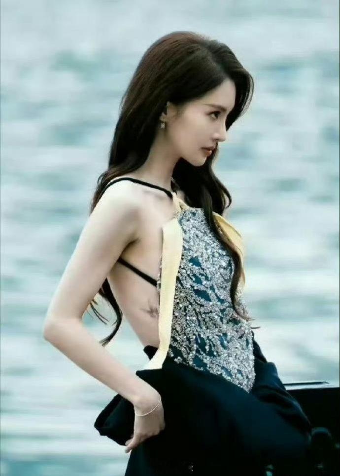 金晨毫不避讳她腰间的蝴蝶纹身谁说纹身的就不是好女孩