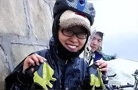 2013年，24岁的宁波女孩许鑫燕怀揣2000元踏上骑行西藏的旅途，谁料，半路自