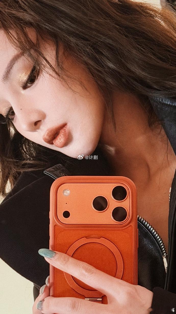 彭小苒穿戴甲下是另一套美甲自拍放大一看才发现玄机，穿戴甲下面是另一套完整美甲。