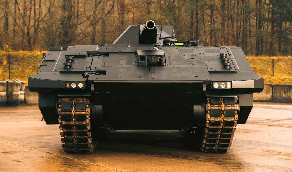 基于AJAX侦察车底盘的NEMO自行迫击炮，配备芬兰帕特里亚集团120毫米“