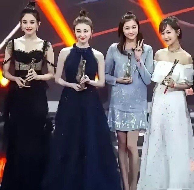古力娜扎，景甜，关晓彤，杨紫合照，大美女和小美女的区别一下就出来了。