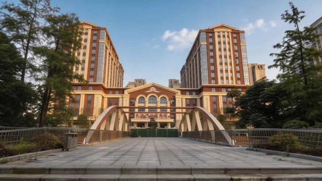 梅溪湖畔再添医疗新地标。七月二十四日，长沙市口腔医院梅溪湖新院将正式开诊，这座总