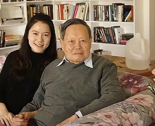 我觉得翁帆的改变，值得我们开心，翁帆也是快五十岁的人了，杨老走了之后，她离开