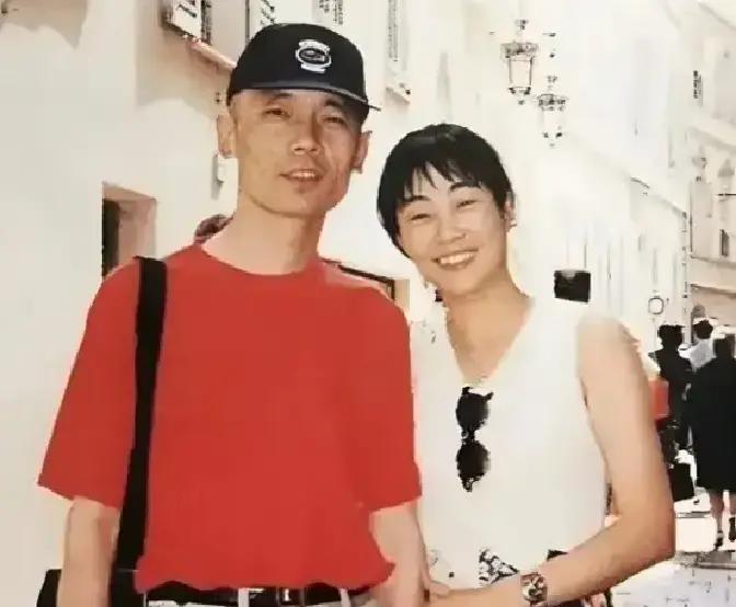 1995年，葛优揣着350万片酬回家，媳妇一句“钱我花了”直接甩出四套房。那