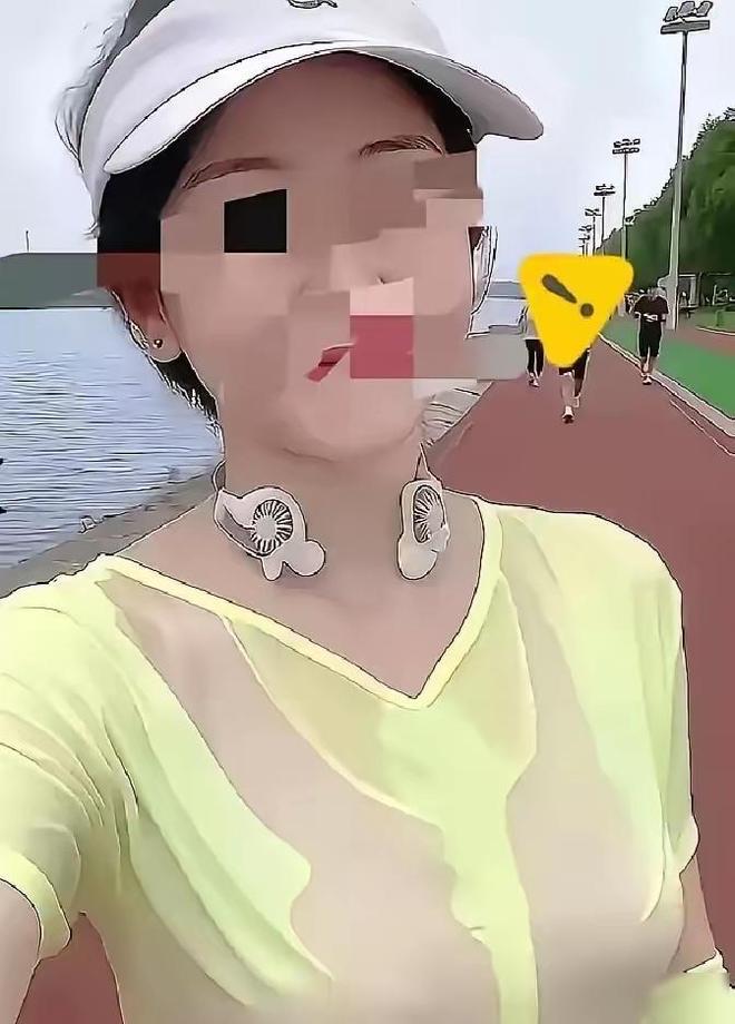 上海的一段晨跑视频，短短半天播放量硬生生砸破了百万。画面里，一个女的跑得浑身湿透