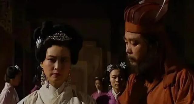 何进身为大将军，手握兵权，掌握绝对优势，为何却被十常侍轻易杀死？原因很简单，何进