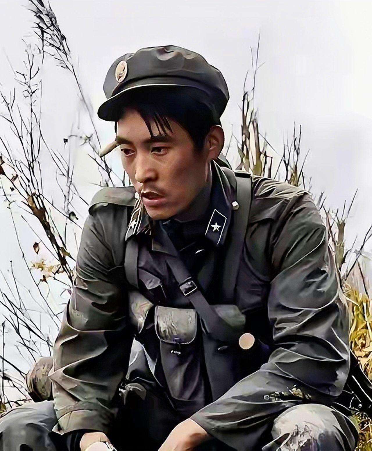 1988年，两山轮战期间，刚刚从战场上下来的英雄连长邱枢。此时，他背着...