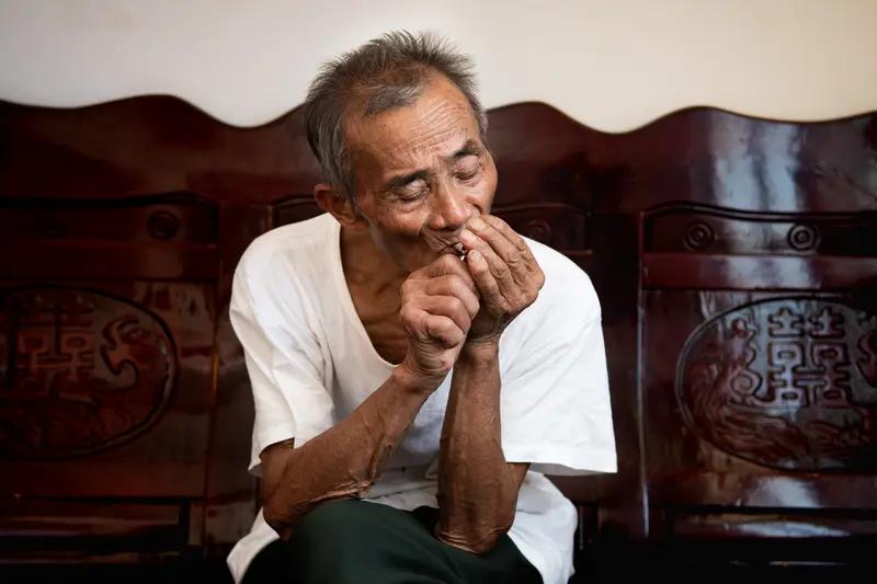 河南周口这个9岁男孩太让人感动了！父亲因病离世，母亲改嫁，他和73岁爷爷相依为命