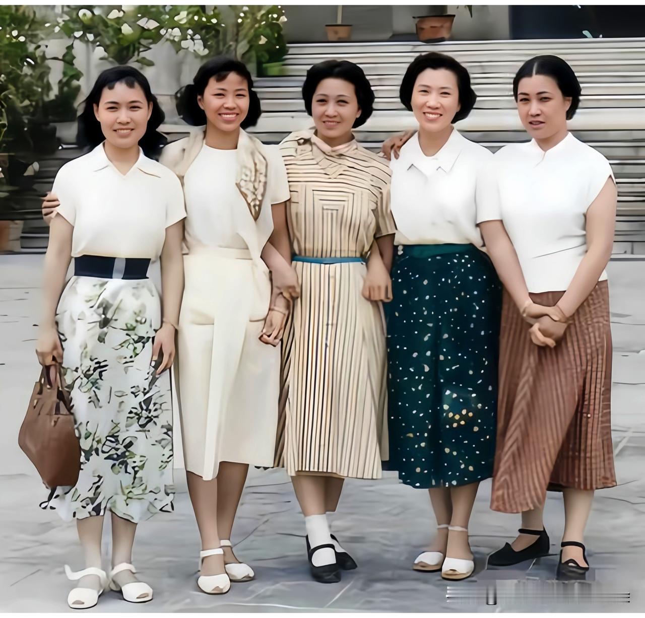 这是钱学森夫人蒋英与殷韵含、邹德华、黄晓芬、吴书媛一同赴山西太原演出时的一张珍贵