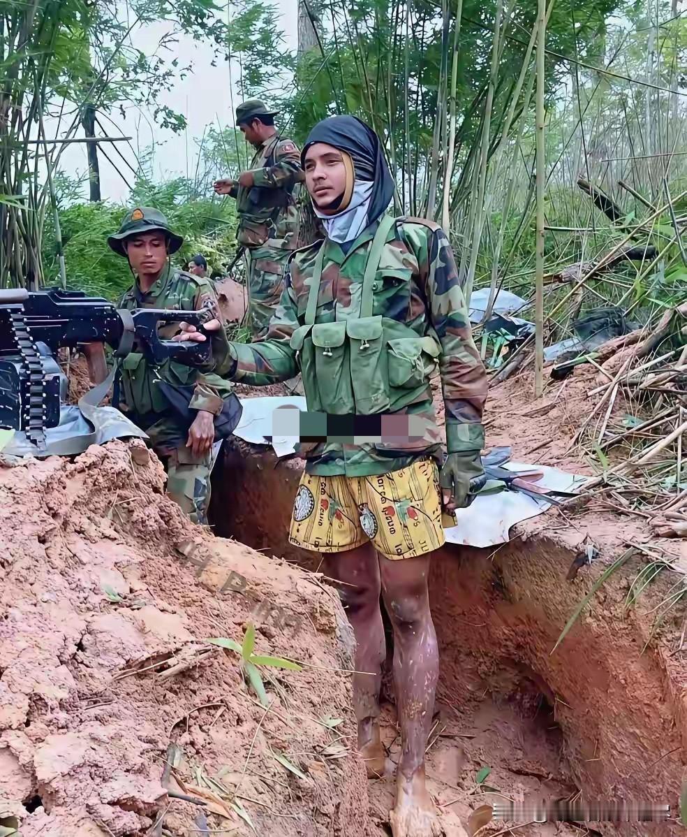 感觉柬埔寨士兵跟泰国打仗，简直就跟闹着玩的一样，谁能想到在柬埔寨和泰国激烈的战场