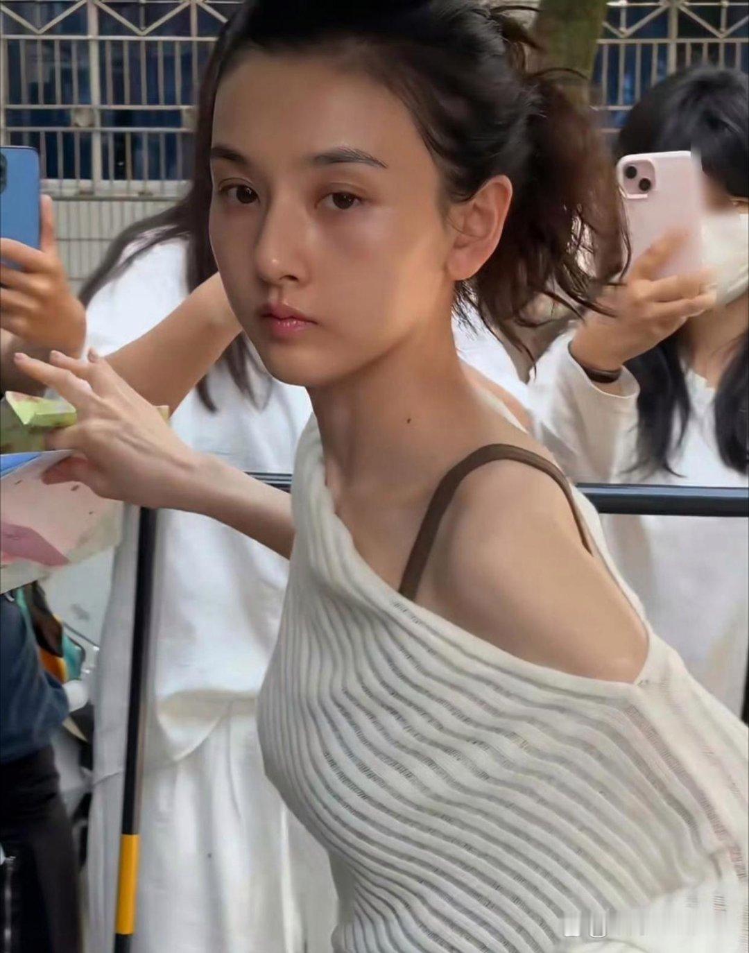 宋祖儿这素颜也好权威啊