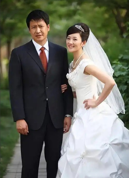 2004年，前妻嫌弃张国强没有本事赚钱，执意要和他离婚，张国强苦苦挽留，最终前妻