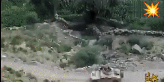 鱿鱼装甲车被炸成零件的视频来了！珍珠党在山路段设伏，鱿军两辆装甲车在无步兵伴随掩