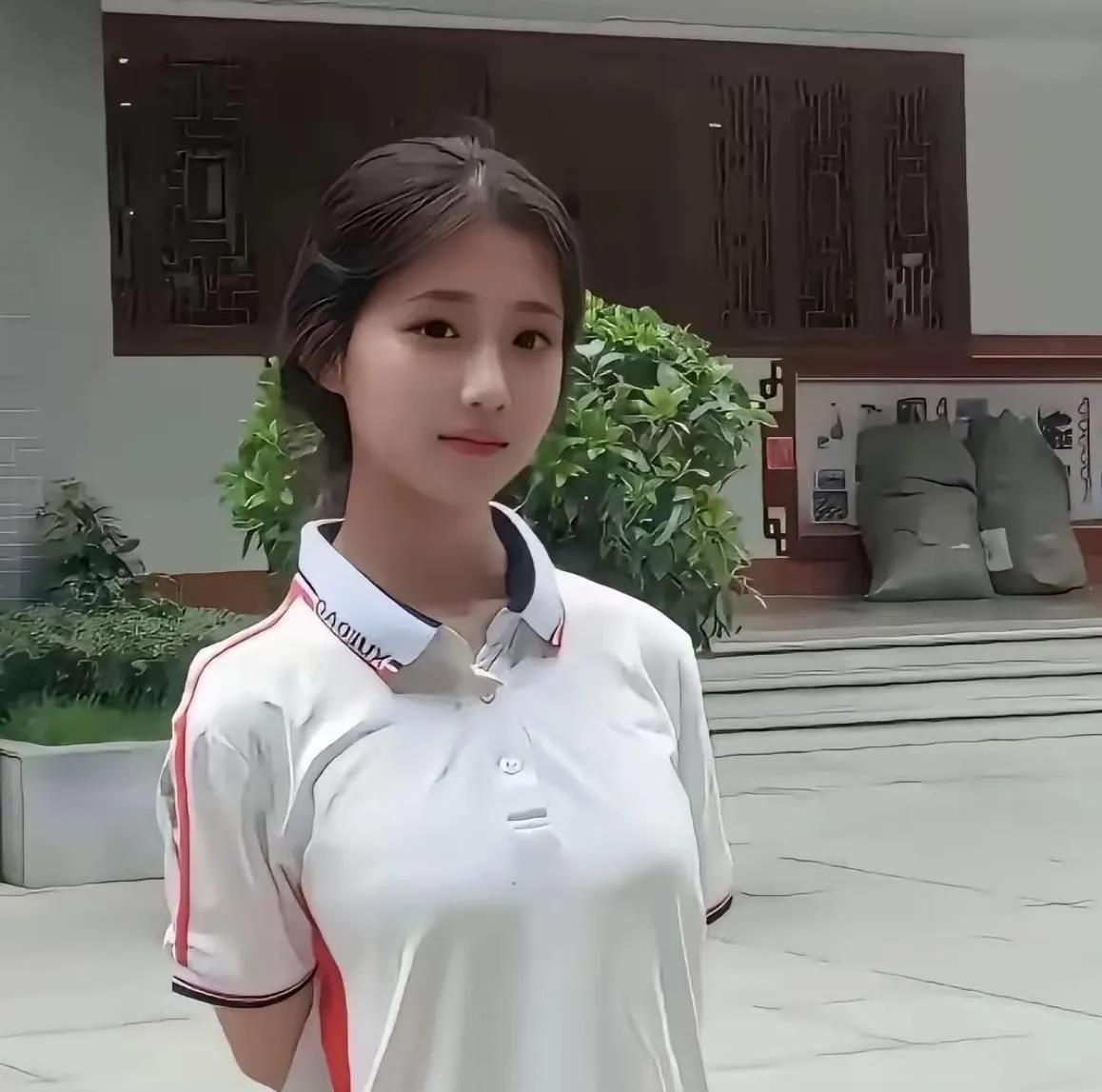 十八岁不需要化妆，青春就是最美丽的，这个原生态的高中生。比那些化妆美颜的人美了很