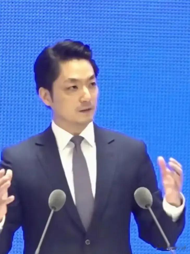 难怪蒋万安如此年轻，便成为了台北icon市长。他并没有听从爷爷蒋经国icon的