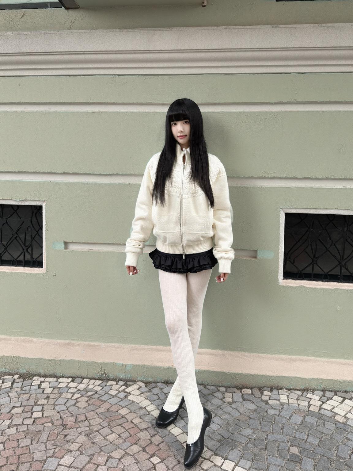 秋冬温柔杀！奶白毛绒衫+黑裙长袜=绝美通勤look👀|||降温就该穿这种暖