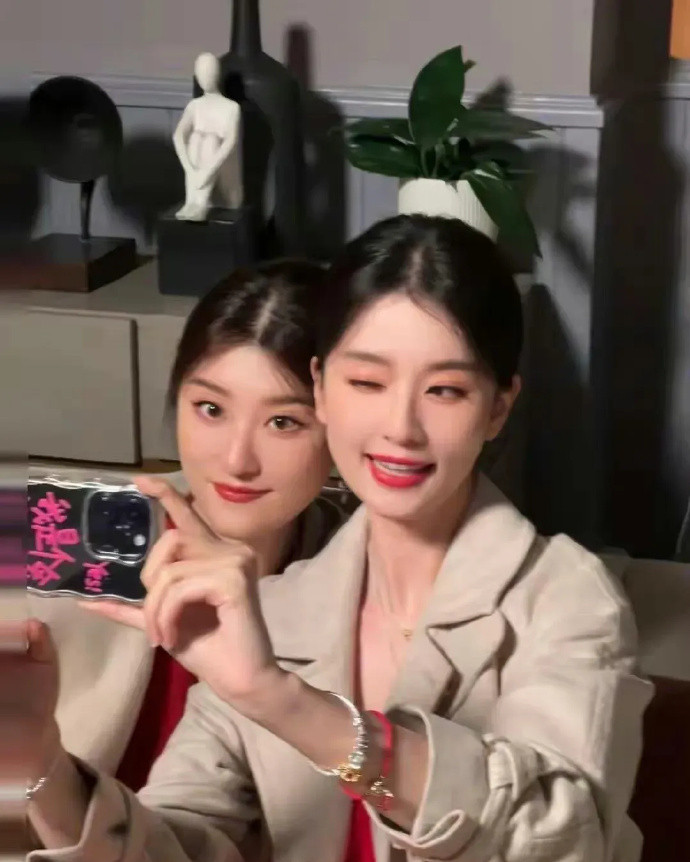 乔欣和她姐姐还挺像的！姐姐除了没乔欣高，但颜值气质不输明星