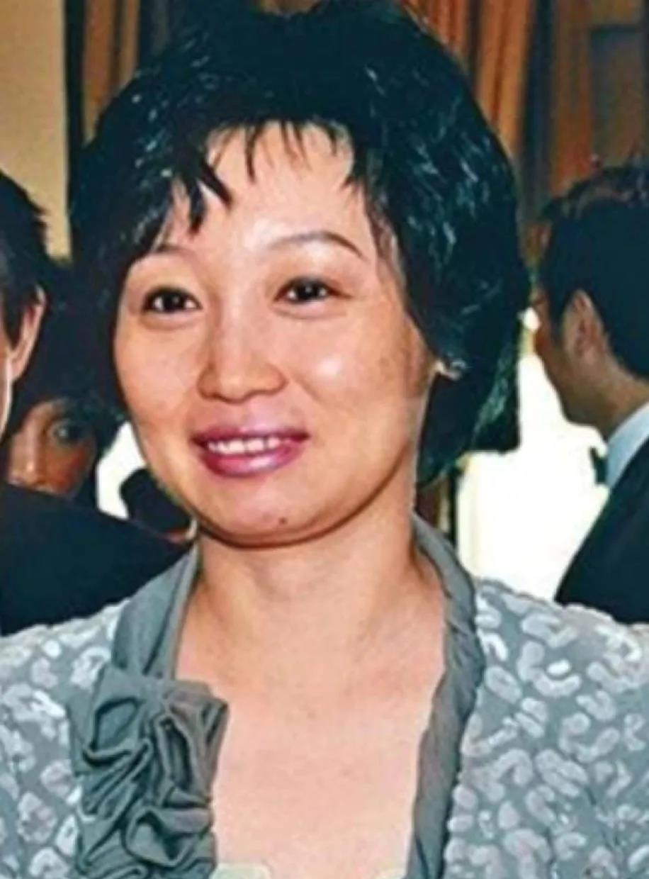 宗馥莉的妈妈才是真正的狠人，不仅把女儿教育的好，而且牢牢把握自己的地位，即使