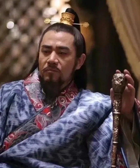 2006年，在拍摄《大明王朝》时，眼看要吃饭，陈宝国随手拿了一份盒饭，没想到是凉