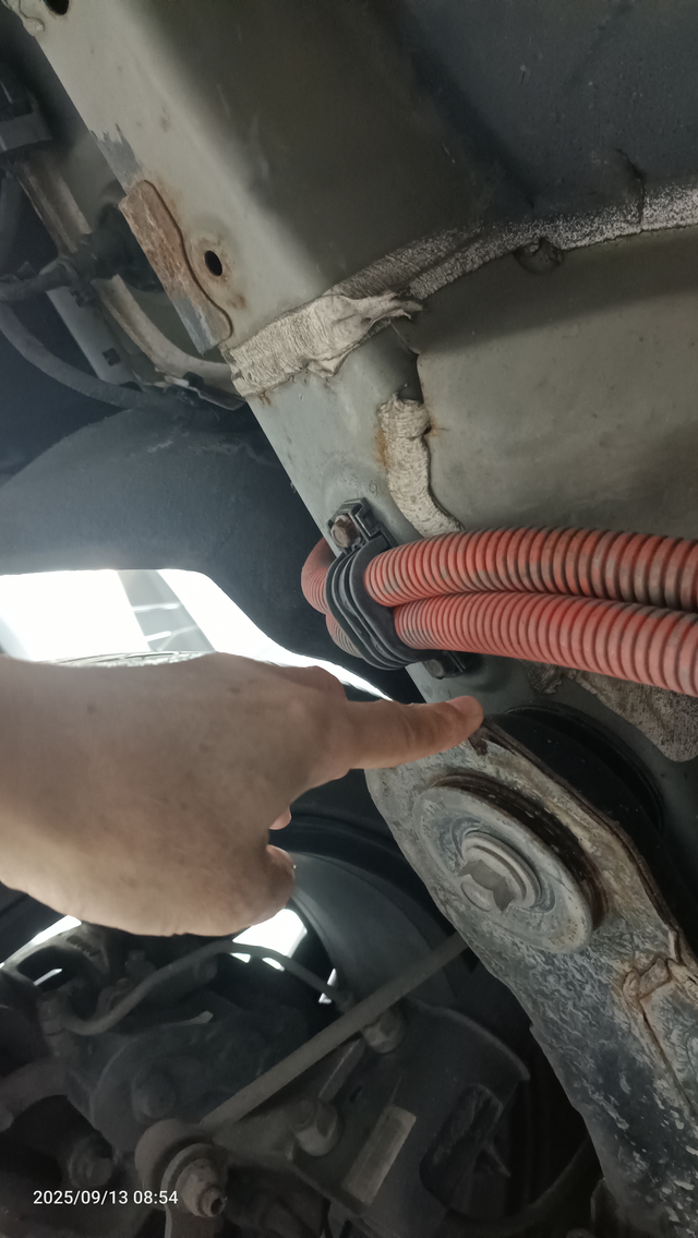 宋plus使用3年底盘开始生锈坐标北京，使用3年去4儿子保养，升起车辆发现底盘