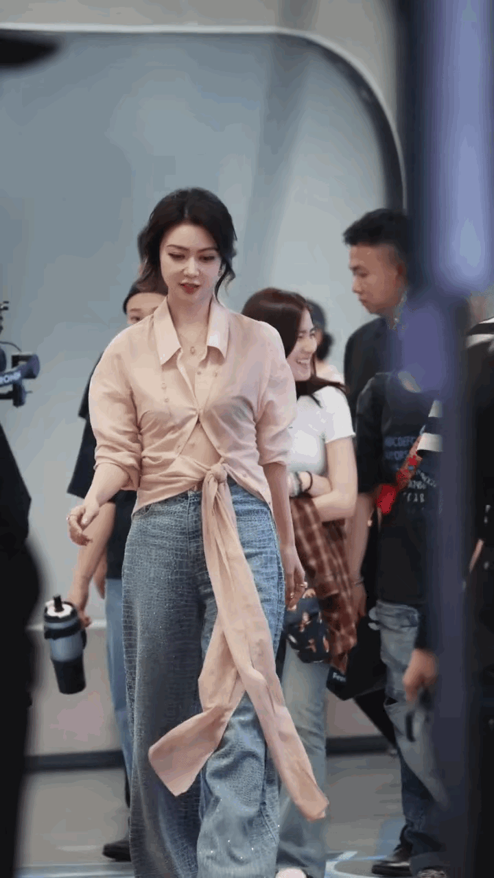 香港女艺人薛凯琪，出生于1981年8月份，如今已经步入45岁的年龄啦！妥妥的