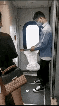 很实用的设计，户外很多地方都能用到[赞]